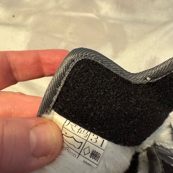 Boys insulated snow boot. Super trendy Camo. Like New. Boys 12.5. - Picture 7 of 8